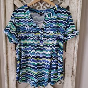 Sami & Jo Women's Large Short Sleeve Roll Tab Pleated Flowy Blouse in Chevron